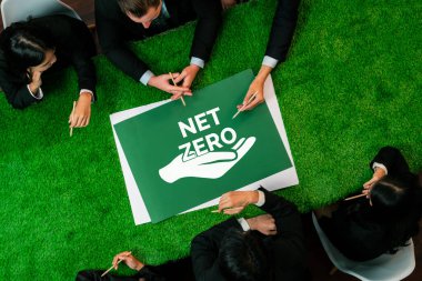 Karbondioksit salınımını azaltmak için yenilenebilir enerji teknolojisiyle daha yeşil sürdürülebilir Dünya için alternatif net sıfır enerji kullanımı planlayan üst düzey panorama panorama insanları grubu. Antika