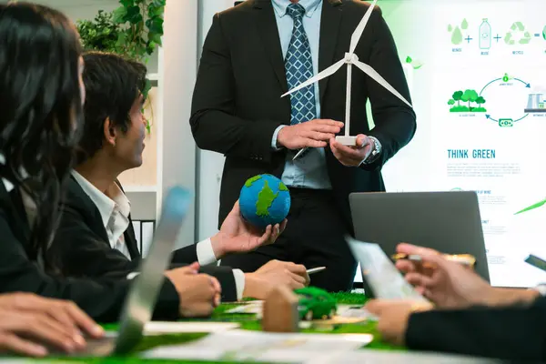 Vedoucí Podnikatel Prezentuje Ekologickou Implementaci Cílem Snížit Emise Co2 Učinit — Stock fotografie