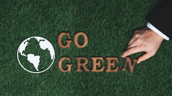Wiadomość Zielony List Ikoną Ziemi Lub Symbolem Zaaranżowanym Przez Biznesmena — Zdjęcie stockowe