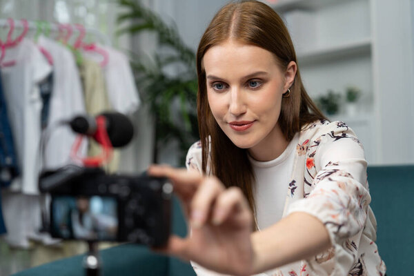 Влиятельная женщина снимать в прямом эфире видео обзора vlog макияж большинство социальных медиа или блога. Счастливая молодая девушка с освещением студии косметики для маркетинговой сессии трансляции онлайн.