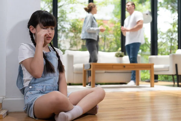 Jovem Estressada Infeliz Aconchega Canto Limpando Lágrimas Enquanto Seus Pais — Fotografia de Stock