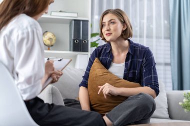 Mutlu hasta ve psikolog klinikte olumlu duygularla zihinsel sağlık sohbeti yaparken aynı zamanda en başarılı iş ve hayatı merkez ofisteki psikologlara anlatıyor. .