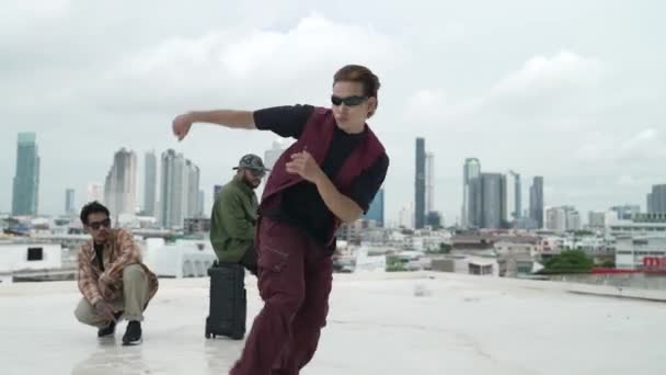 Gençler Şehir Dışında Eğlenmek Spor Yapmak Için Dans Ediyorlar — Stok video