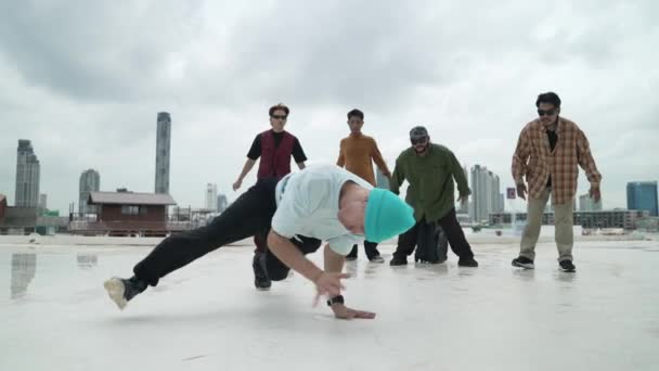 Jóvenes Breakdance Ciudad Urbana Aire Libre Para Actividades Divertidas Deporte — Vídeos de Stock