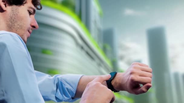 Empresário Verifique Status Bateria Carro Recarga Holograma Smartwatch Estação Carregamento — Vídeo de Stock