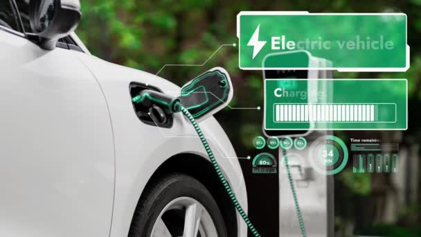 自然公園内のクリーンエネルギー充電ステーションから未来的なスマートEv充電器によってデジタルバッテリーステータスホログラムディスプレイで電気自動車の充電 未来的な環境に優しいEv車 Peruse — ストック動画