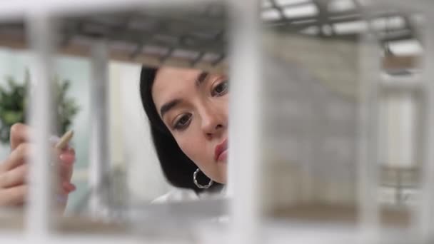 Närbild Unga Vackra Kaukasiska Skicklig Arkitekt Ingenjör Med Fokus Att — Stockvideo