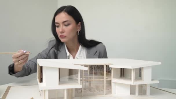 Närbild Professionell Vacker Ung Arkitekt Ingenjör Fokusera Mätning Hus Modelllängd — Stockvideo