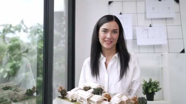 Bellissimo Giovane Architetto Caucasico Mostra Modello Casa Mentre Piedi Sorridente — Video Stock
