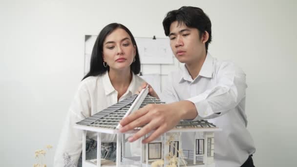 Equipe Arquiteto Profissional Jovem Cooperativa Concentrar Modelo Casa Medida Enquanto — Vídeo de Stock