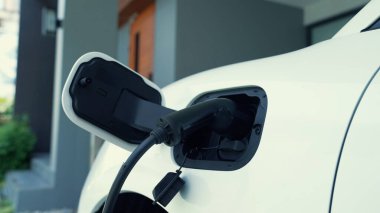 Ev şarj istasyonu, elektronik araç için sürdürülebilir, yenilenebilir enerji kaynağı, modern modern yaşam tarzı için evdeki EV arabaları sağlıyor. Çevre dostu melez elektro ve petrol aracı bataryası.