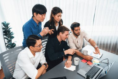 Bir grup farklı ofis çalışanı şirket ofis odasında stratejik iş pazarlama planlamasında birlikte çalışıyor. İş yeri konseptinde pozitif takım çalışması. Tedbirli