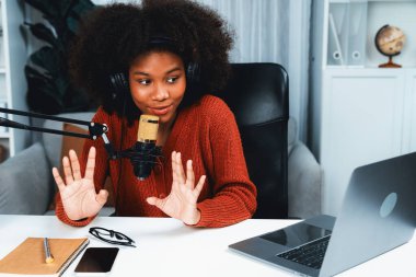 Güzel Afrikalı kadın etkileyicilerin sunucu kanalı yeni dinleyicilerle yayın stüdyosunda konuşuyor. Canlı sosyal medyada yaşam koçu danışmanlığı zamanı. Tavsiye verme kavramı. Tatlandırıcı.