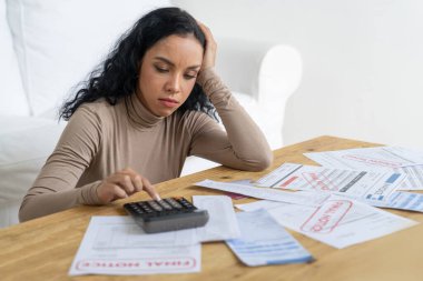 Stresli genç kadının kredi kartı borçlarıyla ilgili mali sorunları var. Kötü kişisel para ve mortgage ödeme yönetimi krizi kavramını çok önemli ölçüde karşılıyor. Üzgün ve mutsuz