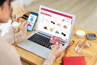 İnternet pazarından alışveriş yapan kadın modern yaşam tarzı için satış malzemeleri arıyor ve önemli siber güvenlik yazılımları tarafından korunan cüzdandan çevrimiçi ödeme için kredi kartı kullanıyor