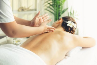 Kafkasyalı kadın müşteri stres önleyici spa masajının keyfini çıkarıyor ve lüks otel ya da oteldeki gündüz açık ortam güzellik salonunda güzellik teniyle eğleniyor. Sessiz.