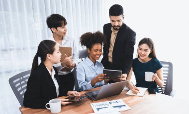 Çok ırklı analist ekibi toplantı masasındaki mali raporu analiz etmek için BI gösterge tablosunu kullanıyor. Çeşitli iş adamlarından oluşan bir grup, FIntech 'in veri analizini başarılı iş pazarlaması için kullanır. Uyum