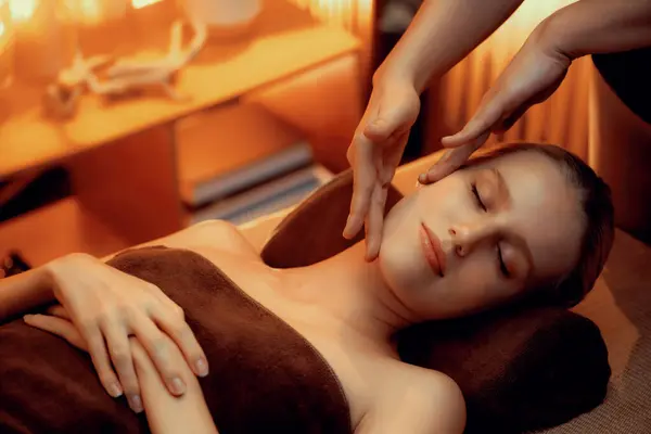Kavkazská Žena Užívá Relaxační Antistresové Masáže Hlavy Hýčkání Pleti Kosmetické — Stock fotografie