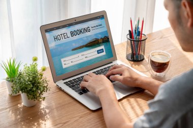Çevrimiçi otel konaklama rezervasyon sitesi mod rezervasyon sistemi sağlar. Seyahat teknolojisi kavramı .