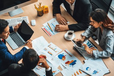 İş adamları grup toplantısı ofiste yukarıdan çekildi. İş kadınları, iş adamları ve ofis çalışanları toplantı masasında proje planlama belgeleriyle takım konferansında çalışıyorlar. Jivy
