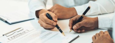 Şirket avukatının ya da hukuk bürosundaki avukat servisinin yardımıyla balyayla ilgili sözleşme imzalama belgesi. İşletme yatırımı ve yasal işlemlerin tamamlanması. Kurnaz.