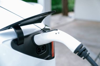 Elektrikli taşıt teknolojisi konut alanı ya da EV akü şarjı için ev şarj istasyonu olarak kullanılır. Gelecekteki çevre için temiz ve sürdürülebilir enerji ile çevre dostu ulaşım. Eşzamanlama