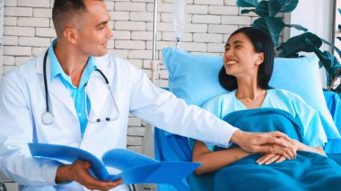 Profesyonel üniformalı doktor hastanedeki ya da klinikteki hastayı muayene ediyor. Sağlık, tıbbi ve doktor servis konsepti. Jivy