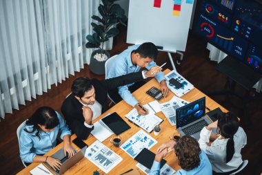 Toplantı masasındaki finansal veri raporlarını analiz eden çeşitli iş analist gruplarının geniş görüşü. İş zekası analizine göre çizelge ve grafik paneli. Çok titiz.