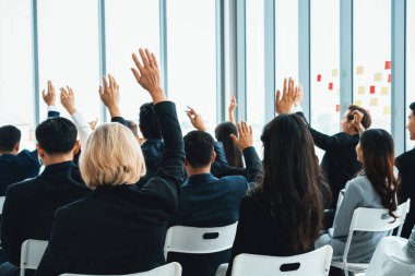 Bir grup iş adamı seminer konferansında toplanıyor. Seyirciler, çalışanların eğitim seanslarındaki eğitmenleri dinliyor. Uzman konuşmacı ile ofis çalışanları toplantısı. Jivy