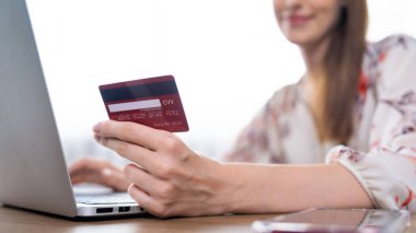 Çevrimiçi ödeme, bankacılık ve internet ağındaki alışveriş için kullanılan kredi kartını çevrimiçi güvenli cüzdan için kredi kartı teknolojisini gösteren dizüstü bilgisayarla kapat.