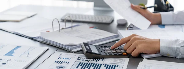 Bedrijfsrevisor Berekent Budget Met Rekenmachine Zijn Bureau Toegewijde Accountant Professional — Stockfoto