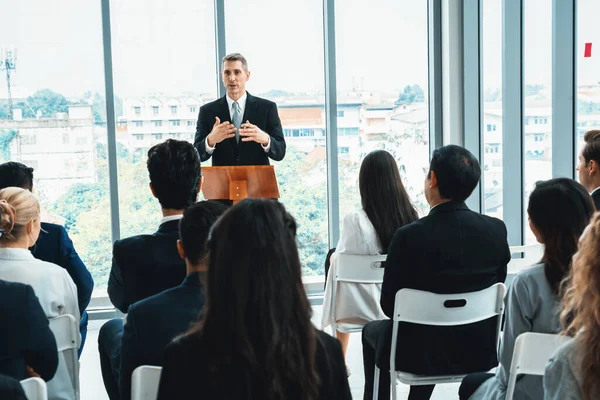 Bir grup iş adamı seminer konferansında toplanıyor. Seyirciler, çalışanların eğitim seanslarındaki eğitmenleri dinliyor. Uzman konuşmacı ile ofis çalışanları toplantısı. Jivy