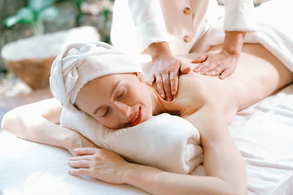 Belle Jeune Femme Reçu Massage Dos Sur Lit Spa Masseuse — Photo