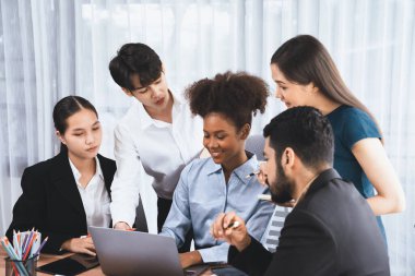 Mutlu iş adamları birlikte çalışır, şirket ofisinde tartışırlar. Profesyonel ve çeşitlilik takım çalışması iş planını bilgisayarda tartışır. Modern çok kültürlü ofis çalışanı. Uyum