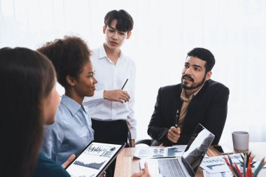 Çok ırklı analist ekibi toplantı masasındaki mali raporu analiz etmek için BI gösterge tablosunu kullanıyor. Çeşitli iş adamlarından oluşan bir grup, iş pazarlama kararı için FIntech 'in veri analizini kullanır. Uyum