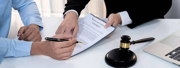 クライアントは法律事務所に依存して弁護士または弁護士のレビューを提供し 信頼できる企業法相談サービスとして複雑な法的契約文書を分析します パノラマリジッド — ストック写真