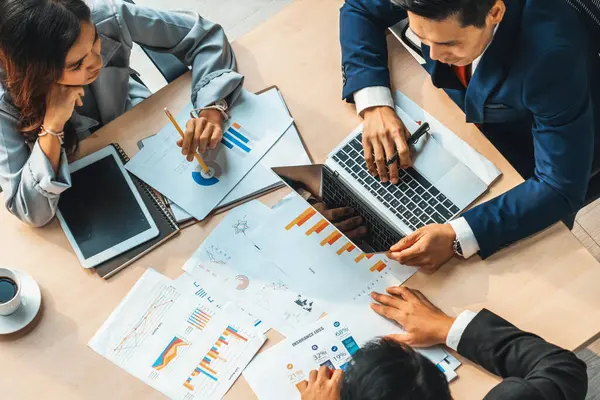 İş adamları grup toplantısı ofiste yukarıdan çekildi. İş kadınları, iş adamları ve ofis çalışanları toplantı masasında proje planlama belgeleriyle takım konferansında çalışıyorlar. Jivy