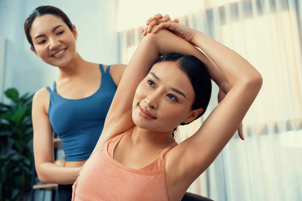 Mulher Asiática Sportswear Fazendo Exercício Ioga Tapete Fitness Com Treinador — Fotografia de Stock