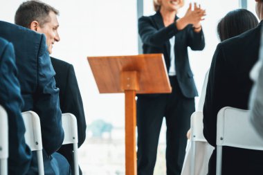 Bir grup iş adamı seminer konferansında toplanıyor. Seyirciler, çalışanların eğitim seanslarındaki eğitmenleri dinliyor. Uzman konuşmacı ile ofis çalışanları toplantısı. Jivy