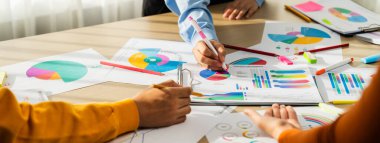 Şirket çalışanları birlikte çalışıyor, finansal veri raporları üzerine BI gösterge tablosunu analiz ediyor ve Panorama bayrağında ticari başarı için stratejik pazarlama planlıyor. Sinerjik