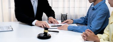 Çiftler boşanma davası açıyor ve ayrıldıktan sonra mülkleri bölüşmek için hukuk firmasından yardım istiyorlar. Anlaşma görüşmesinde avukatın yükümlülükler sözleşmesi yardımı. Panorama Katı