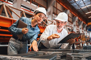 Metal fabrikası yöneticisi, ağır inşaat için en yüksek kalitede metal veya çelik iskeleti denetliyor. Çelik imalat teftişi hassas kalite ürün garantisi veriyor. Örnek gösteriliyor