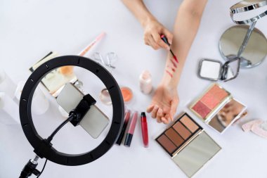 Güzellik blogcusunun ya da nüfuzlu kişinin üst görünümü çevrimiçi canlı yayın platformunda sosyal medya pazarlamasını ya da öğretim elemanlarını görüntüler.