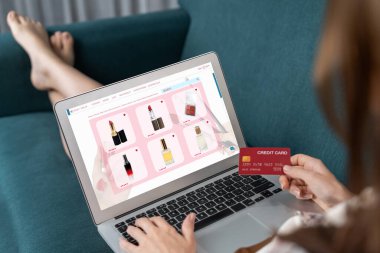 İnternet pazarından alışveriş yapan kadın modern yaşam tarzı için satış malzemeleri arıyor ve son derece siber güvenlik yazılımı tarafından korunan cüzdandan çevrimiçi ödeme için kredi kartı kullanıyor