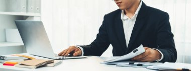 Şirket muhasebecisi, mali veri raporuna dayanarak vergi iadelerini hesaplamak ve en yüksek seviyeye çıkarmak ve finansal performansı artırmak için hesap makinesi kullanır. Panorama 'daki modern muhasebe. Kurnaz.