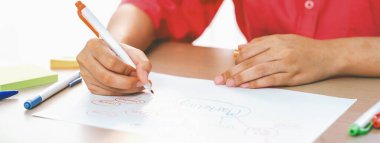 Profesyonel iş kadını iş dünyasının zihin haritasını çiziyor. Yaratıcı kadın girişim lideri, fikir üretmek için kalem ve yapışkan notlar kullanarak pazarlama planları hazırlıyor. - Yakın çekim. Eline odaklan. Değiştirilmiş.