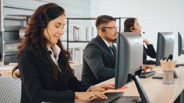 Ofiste çalışan kulaklık takan işadamları uzak müşteri ya da meslektaşlarını desteklemek için çalışıyorlar. Çağrı merkezi, tele pazarlama, müşteri destek acentesi telefon görüşmesinde hizmet sağlıyor. Jivy