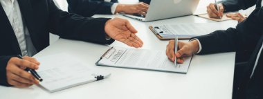 Yönetim kurulundaki iki işletme yöneticisi dönem ve şirket birleştirme anlaşmasını tartışıyor, kurumsal sözleşme belgelerini iş ortaklığı olarak gözden geçiriyor ve satın alma ve birleşme kavramı ile işbirliği yapıyor. Kurnaz.