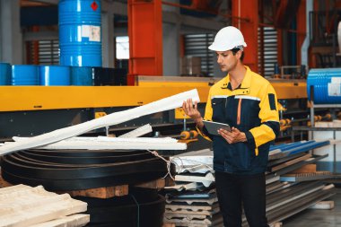 Mühendis, fabrika deposunda yeniden kullanım amaçlı sanayi ürünleri veya malzemelerini inceler ve yönetir. Verimli üretim için ağır endüstriyel ürünlerin kalite kontrol denetimi. Örnek gösteriliyor