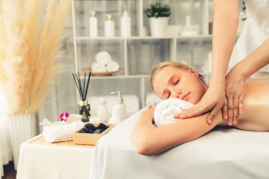 Kafkasyalı kadın müşteri stres önleyici spa masajının keyfini çıkarıyor ve lüks otel ya da oteldeki gündüz açık ortam güzellik salonunda güzellik teniyle eğleniyor. Sessiz.